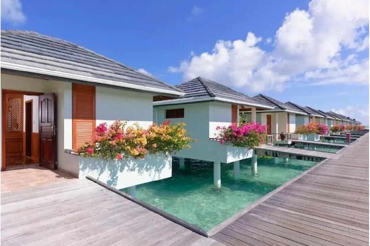 Villa Park, Sun Island: photograph published by The Travel Book with this package